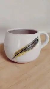 TAZA DE CERÁMICA PÁJARO O PLUMAS DE VIOLETA FIGUEROA Y LETICIA RUIFERNÁNDEZ